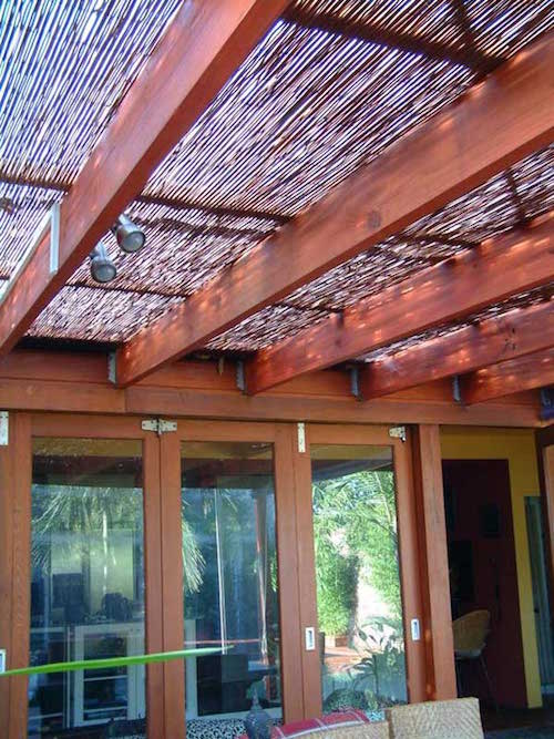 Des brise-vues en bambou sur la pergola pour faire de l'ombre