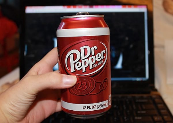 une cannette de dr pepper devant un ordinateur