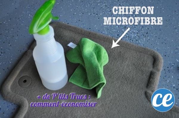 Un chiffon microfibre sur un tapis de sol de voiture.