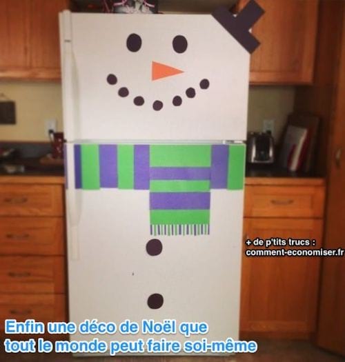 Un réfrigérateur décoré en bonhomme de neige.