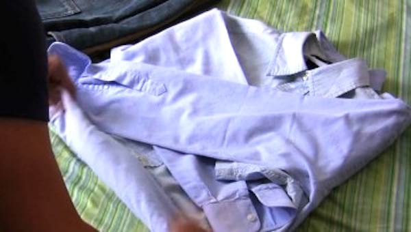 défroisser les vêtements sans fer à repasser