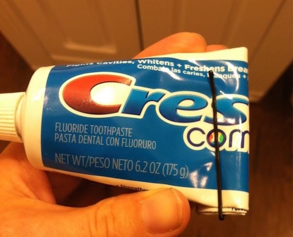 épingle à cheveux pour finir le tube de dentifrice