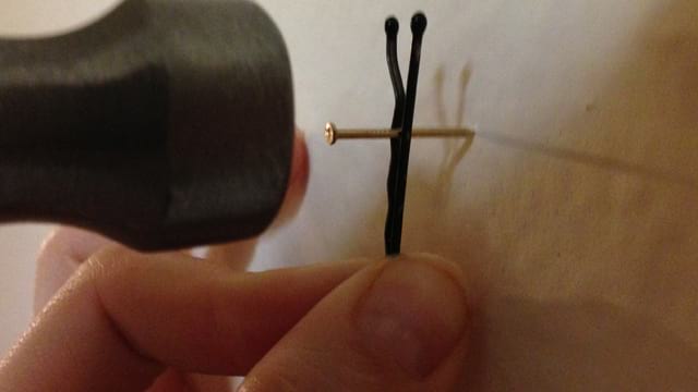 une épingle à cheveux pour tenir une cravate