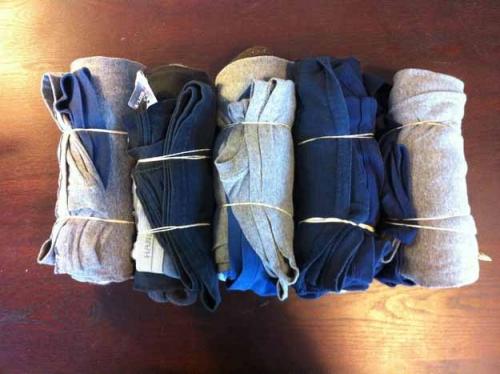 enroulez les vêtements en baluchons avec un élastique