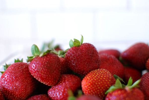 des fraises achetées sur le marché local