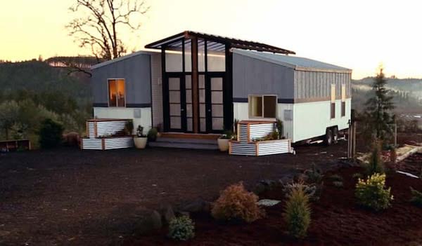 vue d'exétrieure de la tiny house le soir