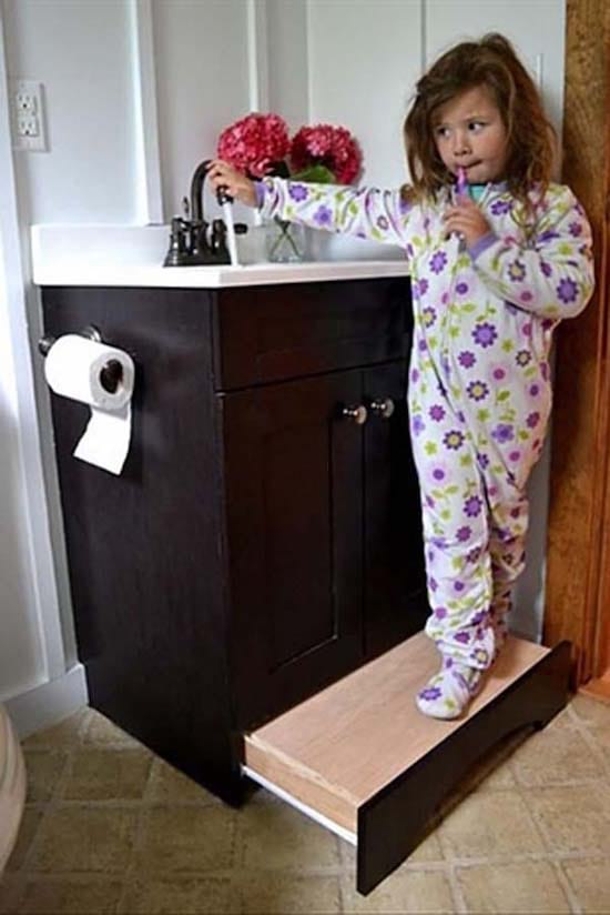 un marche-pieds escamotable dans la salle de bains