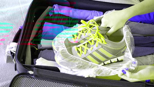 mettre ses chaussures dans un bonnet de bain dans la valise