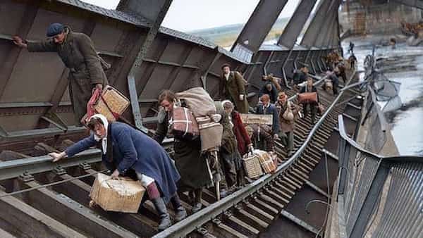 des habitants fuient les troupes soviétiques en traversant un pont sur l’Elbe colorisée