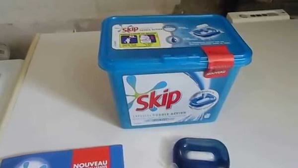 paquet de lessive Skip sur une machine à laver