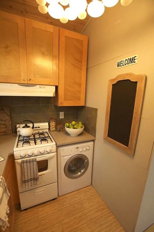gros plan sur l'électroménager de la cuisine de la tiny house