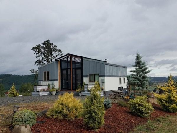 deux petites maisons reliées par une véranda