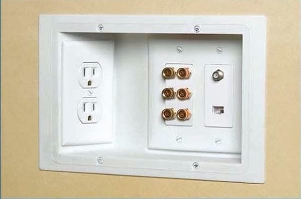 prise encastrée dans le mur