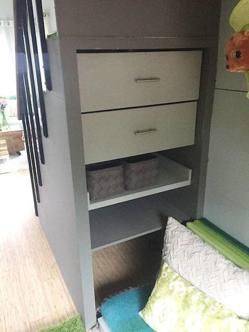 des rangements sous l'escalier dans la tiny house
