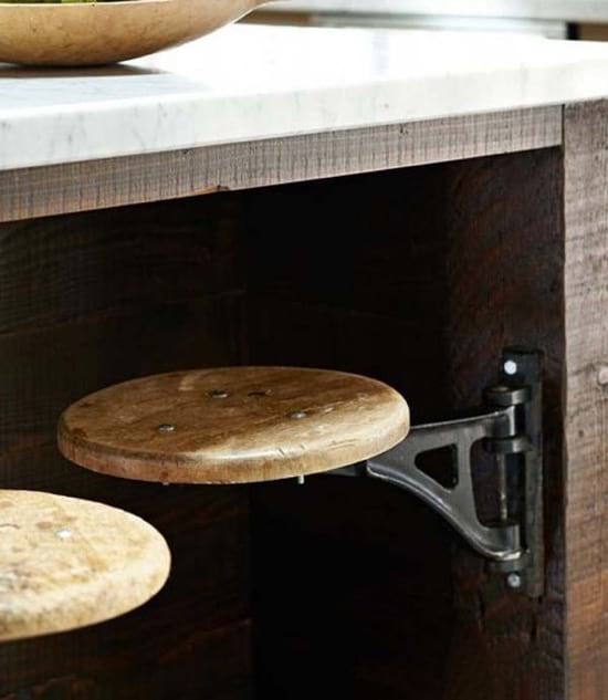 des tabourets montés sur des charnières