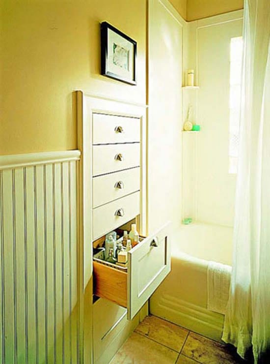 des tiroirs intégrés dans un mur