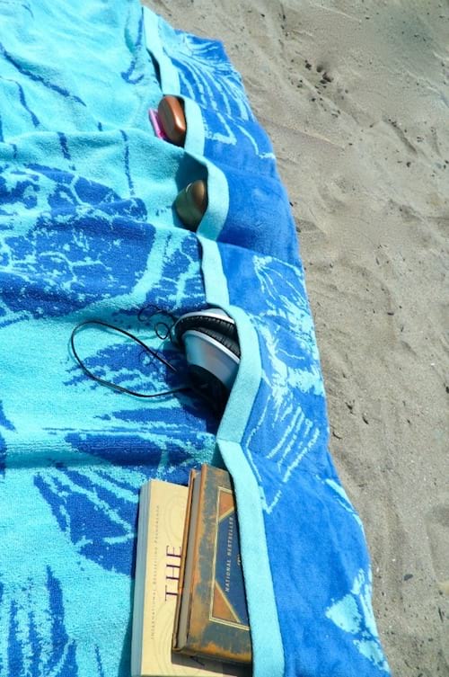 serviette de plage avec des poches