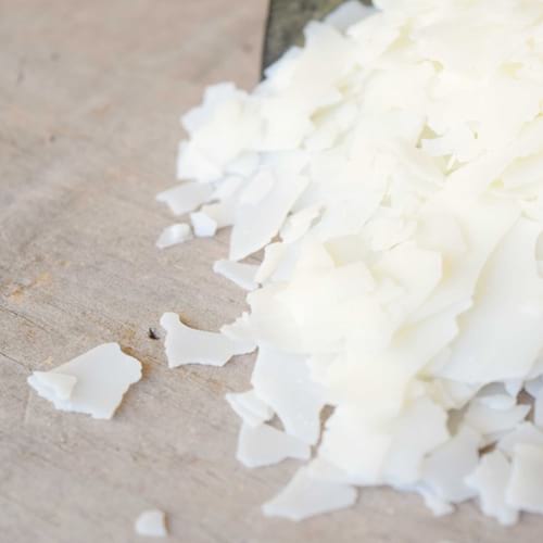 De la cire de soja pour faire des bougies maison.