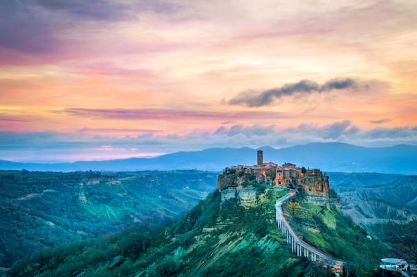 vue sur le village perché de civita du bagnoregio en Italie