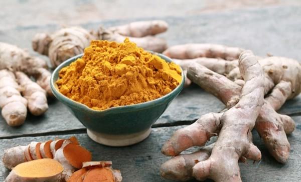 Des rhizomes et de la poudre de curcuma.