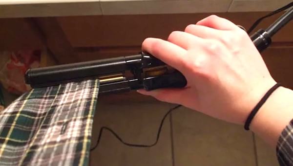 utiliser un fer à lisser les cheveux si on n'a pas de fer à repasser