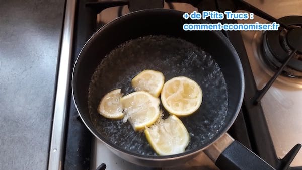 des écorces de citron qui bouillent dans l'eau
