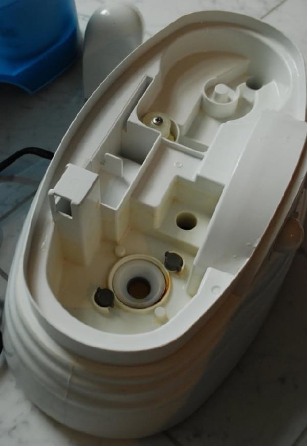 enlever toutes les traces de saletés dans l'humidificateur