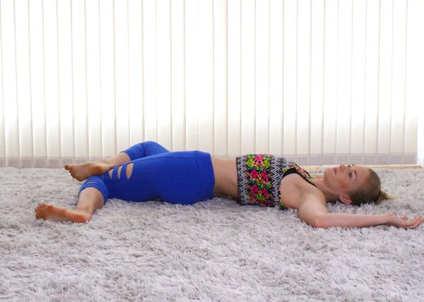 Femme qui fait l'étirement pour soulager les douleurs au bas du dos et à la hanche.