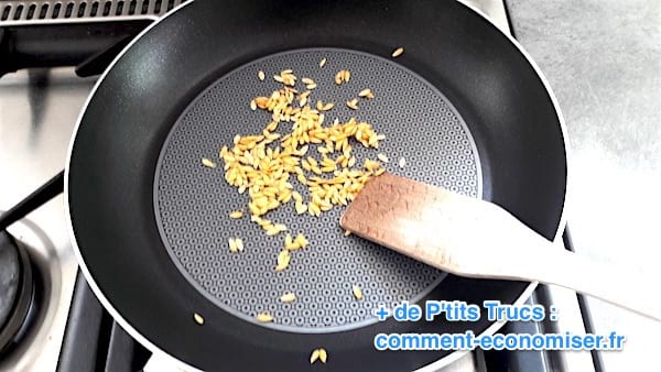 graines de melon grillées à feu doux dans une poêle