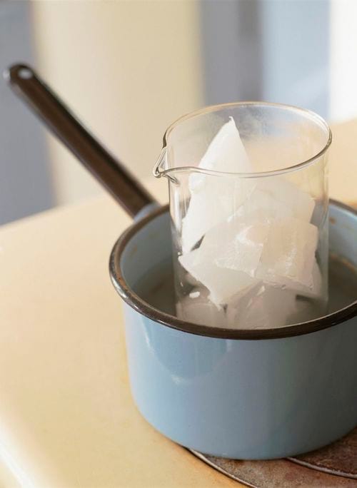 De la cire qui va fondre au bain-marie pour faire des bougies faites-maison. 
