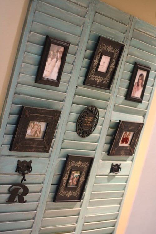 Idea of ​​recovery: old shutters recycled in display for your photo frames.