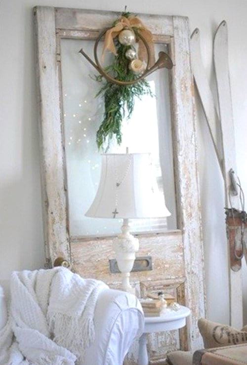 Idea of ​​recovery: an old door recycled in vintage decoration.