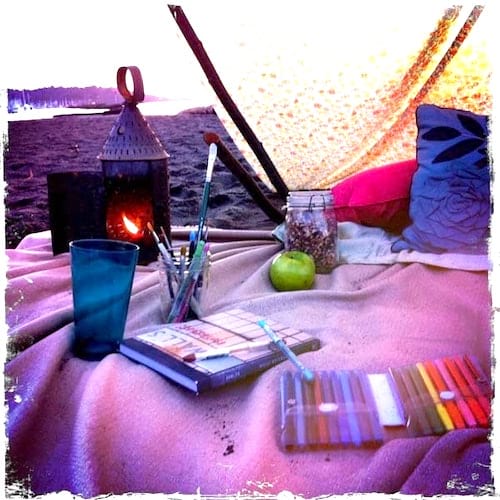 Vivre la plage comme un bohème avec une tente de plage. 