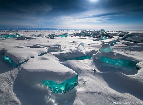 La glace d'emeraude au Lac Baikal en Sibérie
