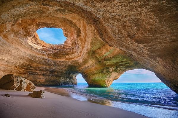 La grotte de Benagil en Algarve au Portugal