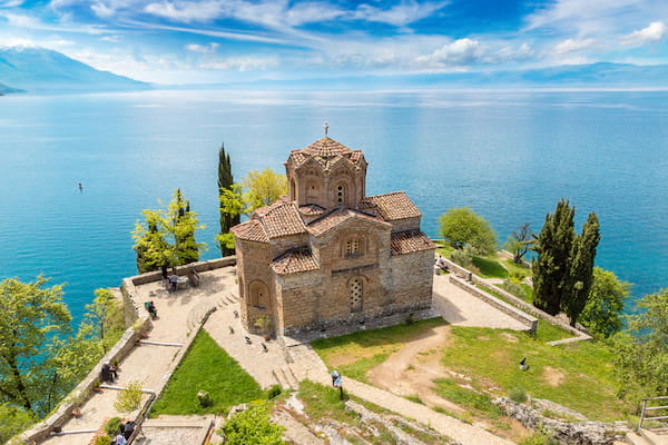 vu sur le lac Ohrid en Macédoine avec une église