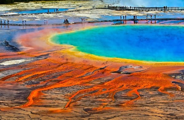 Le Grand Prismatic Spring dans le Wyoming aux États-Unis avec des couleurs incroyables