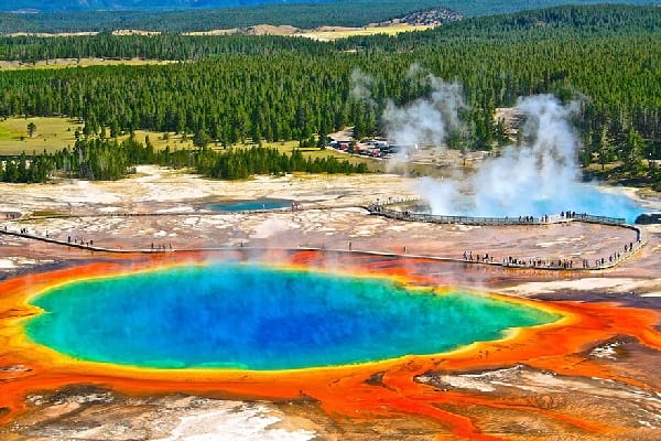 Le Grand Prismatic Spring dans le Wyoming aux États-Unis