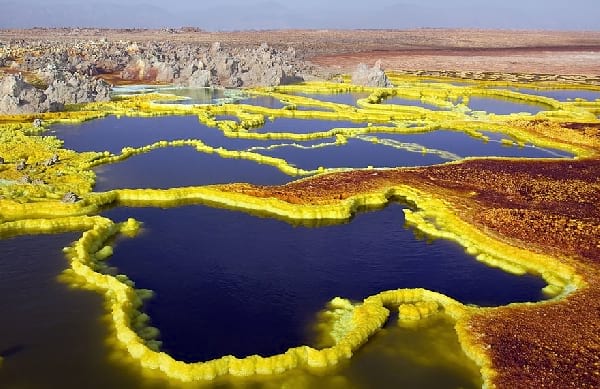 Le volcan de Dallol en Éthiopie avec du souffre jaune