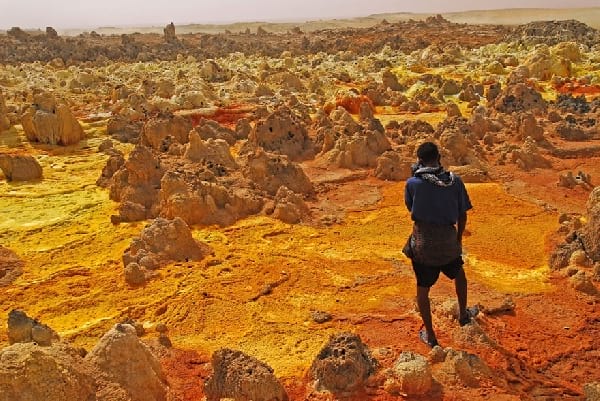 Le volcan de Dallol en Éthiopie avec une homme qui regarde