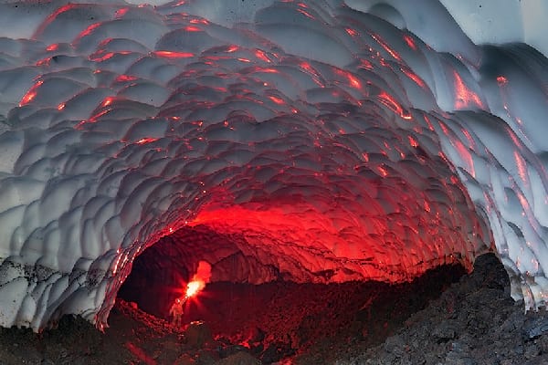L'incroyable grotte de glace du volcan Mutnovsky en Russie