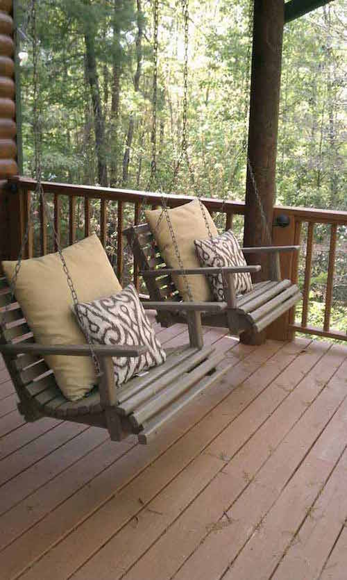 deux chaises suspendues sur une terrasse