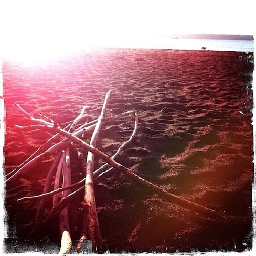 Des bâtons en bois pour faire une tente de plage.