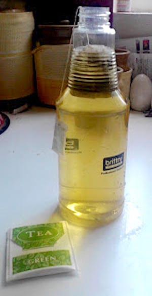 Mettre sachet de thé vert dans bouteille spray