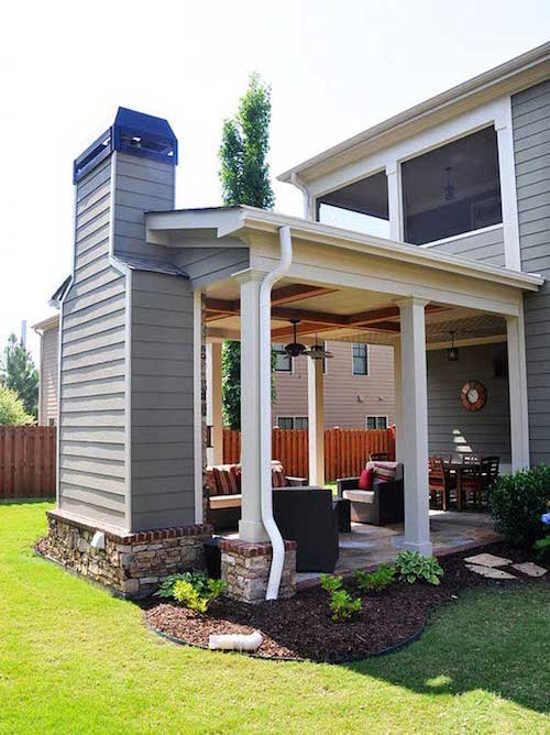 une terrasse couverte avec une cheminée