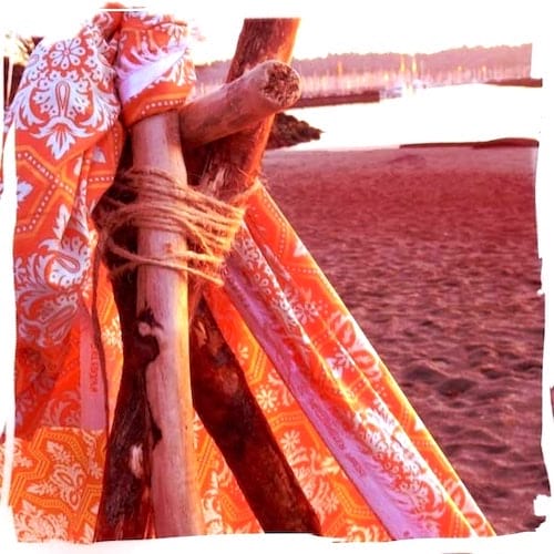 Du tissu attaché à des bâtons pour faire un abri de plage.