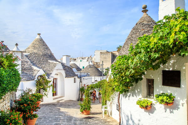 vue d'une rue avec des trulli à alberobello en Italie