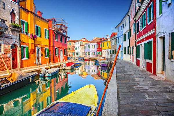 un canal et des maisons colorés à Burano en Italie