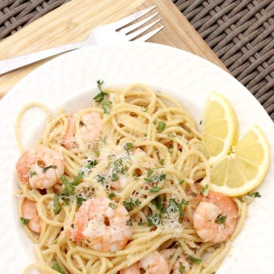 assiette de pâtes aux crevettes à l'ail, au citron, au beurre et au parmesan