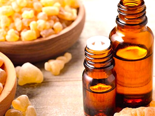 De l'encens en grains et en flacons d'huile essentielle, aussi connu sous le nom d'oliban.